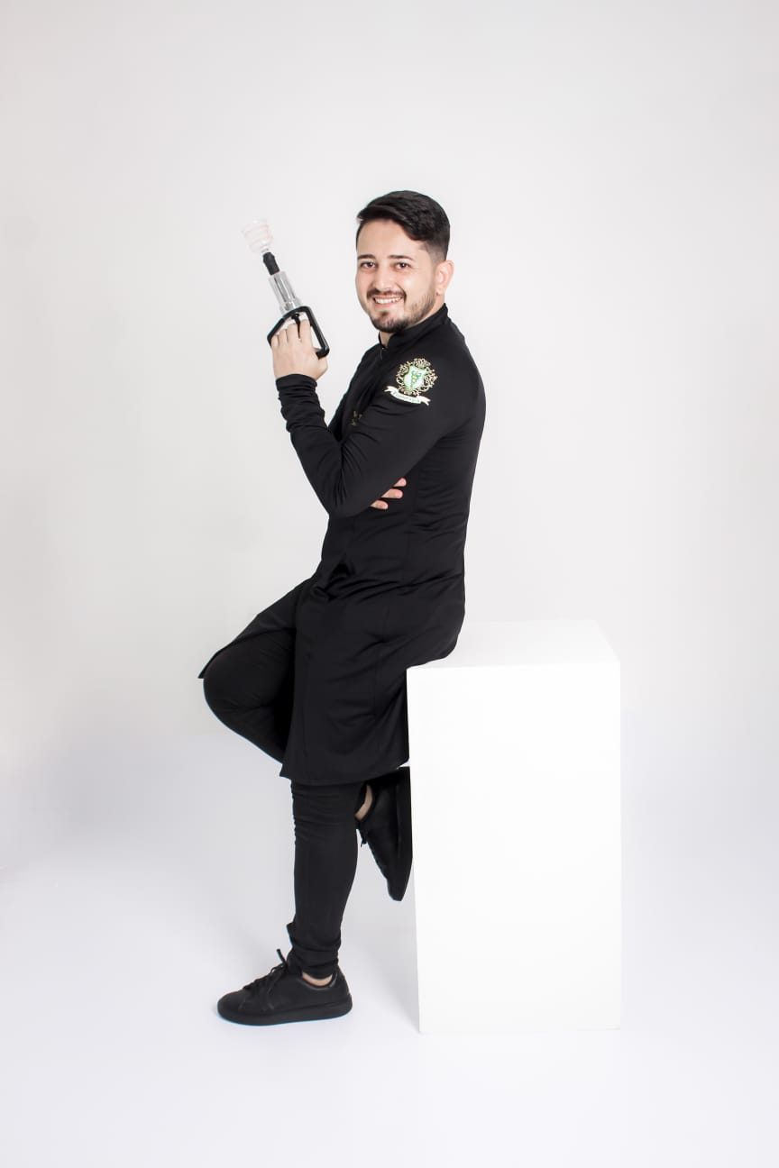 Rodrigo Akihiro com ventosa terapêutica