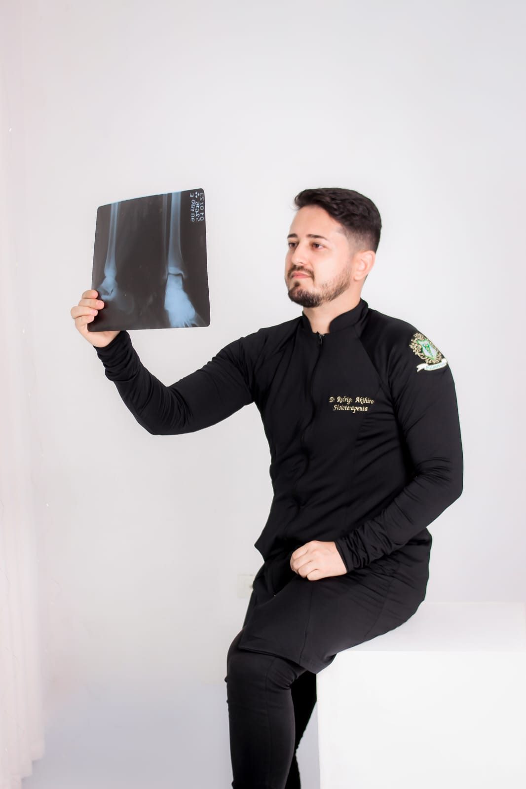 Fisioterapeuta analisando raio-x de tornozelo – fisioterapia traumato-ortopédica em Paulista
