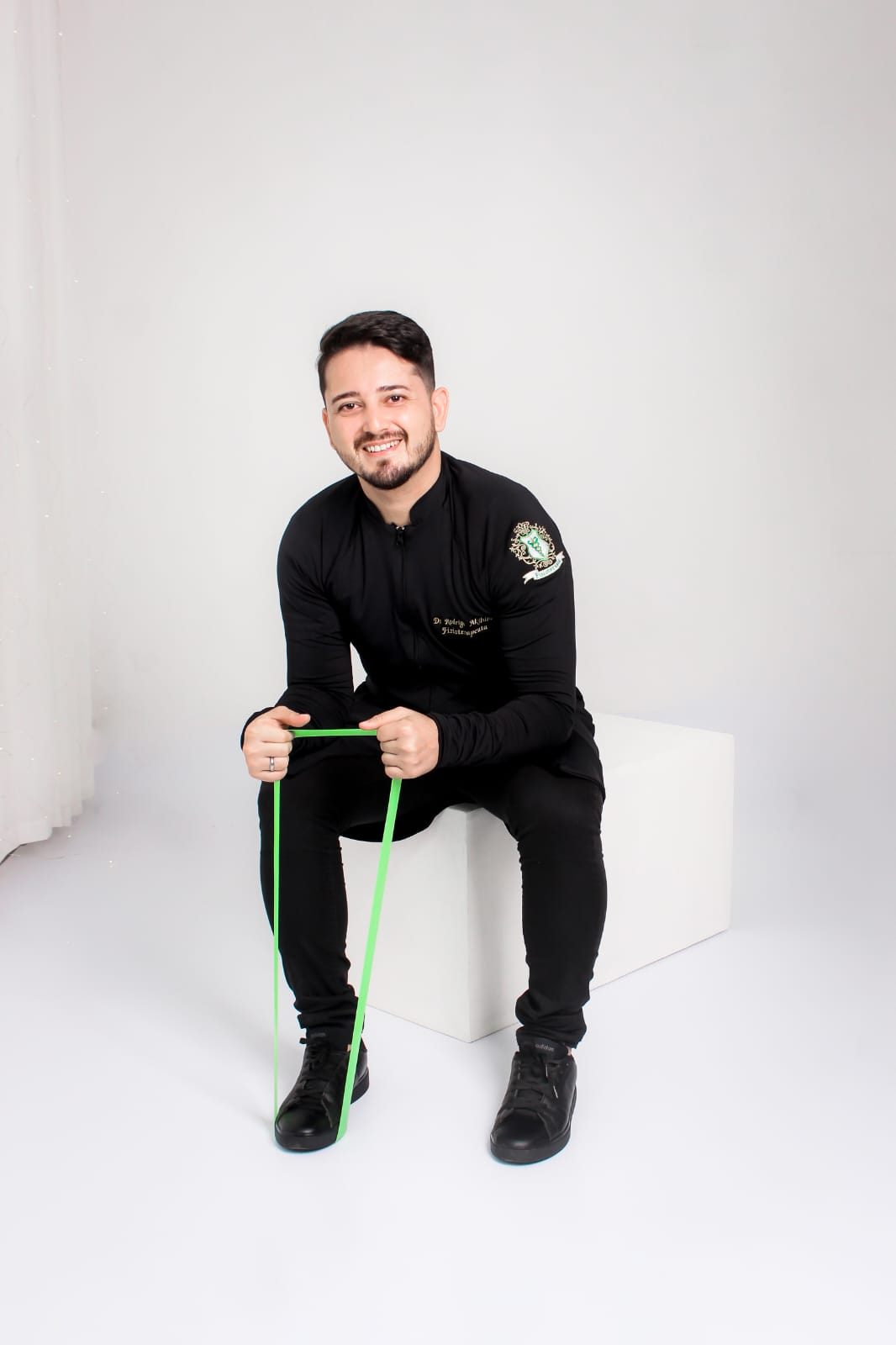 Rodrigo Akihiro, fisioterapeuta no Janga em Paulista, com faixa elástica de reabilitação